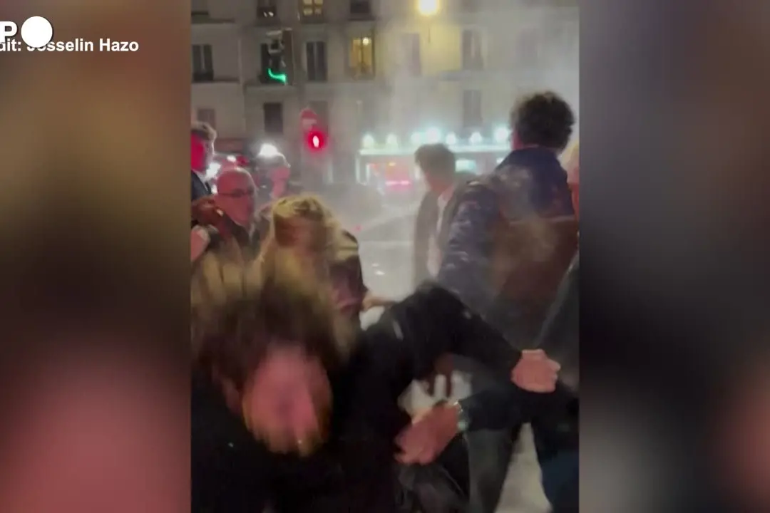 Lancio di farina su Glucksmann a Parigi dopo il trionfo alle primarie