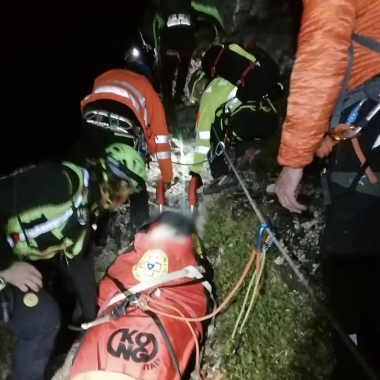 Escursionista di 26 anni precipita per cento metri sul Pizzocchetto: salvato nella notte