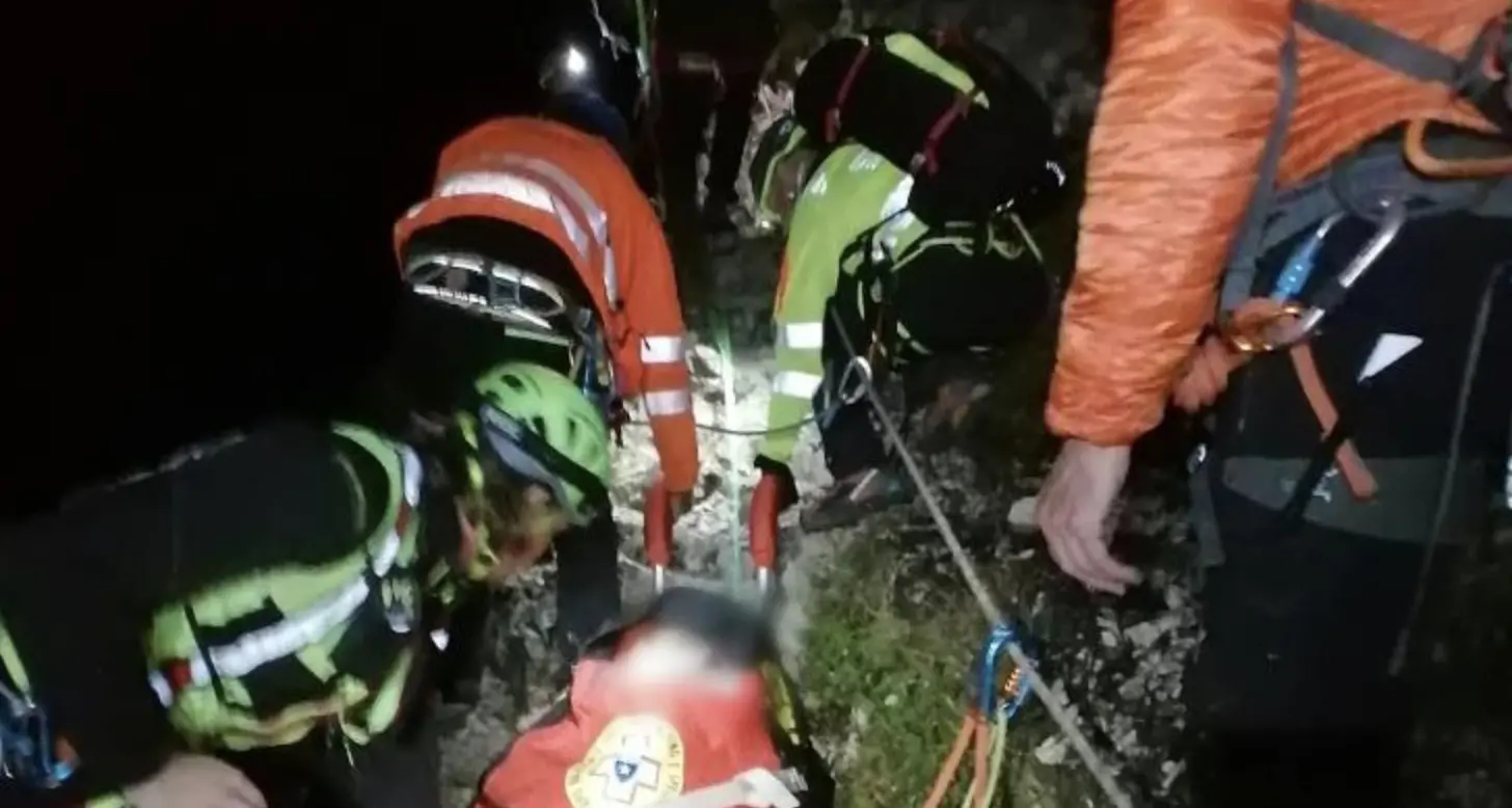 Escursionista di 26 anni precipita per cento metri sul Pizzocchetto: salvato nella notte