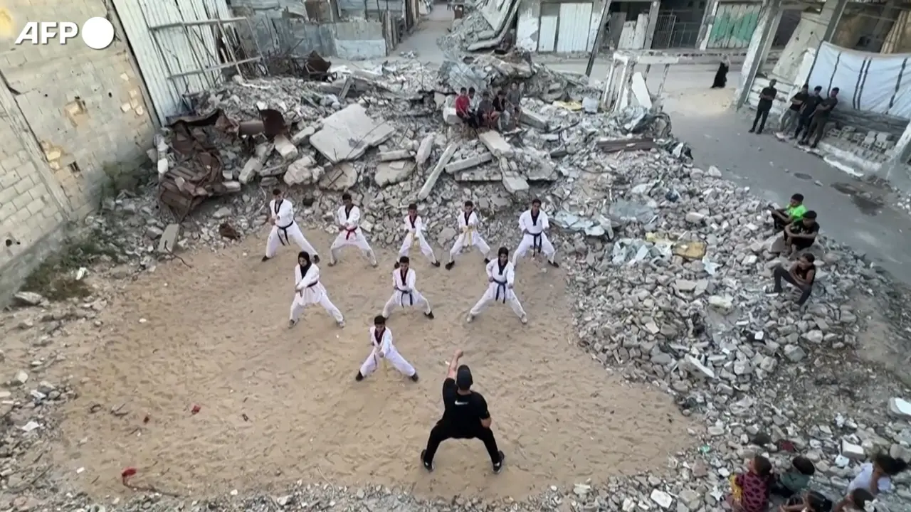 A Gaza gli atleti di taekwondo tornano ad allenarsi tra le macerie