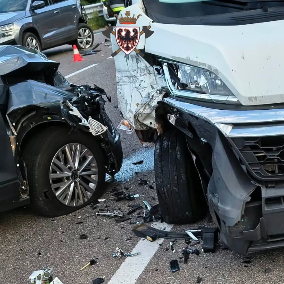 Schianto ad Ala, coinvolti un furgone e due auto: tre persone ferite