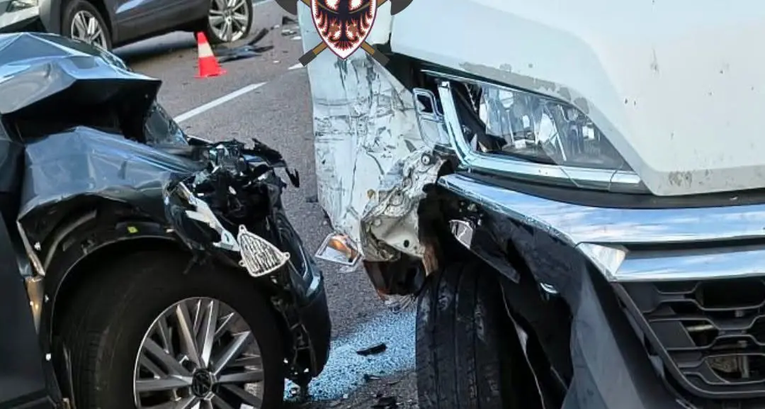 Schianto ad Ala, coinvolti un furgone e due auto: tre persone ferite