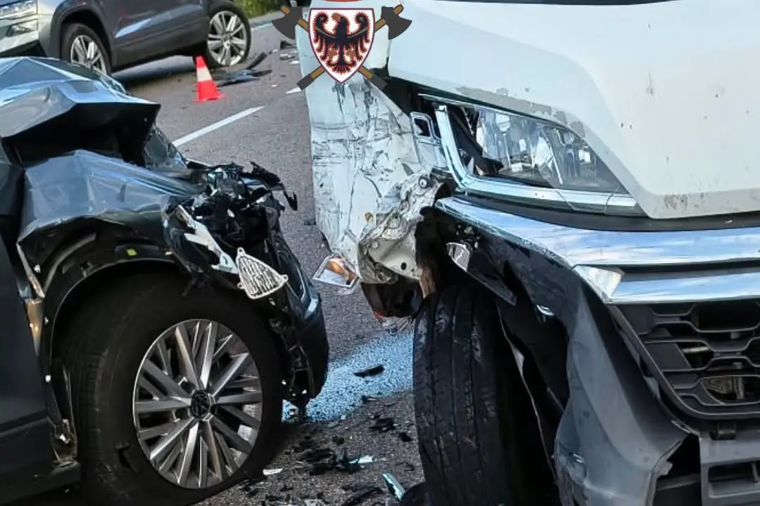 Schianto ad Ala, coinvolti un furgone e due auto: tre persone ferite