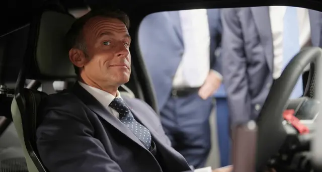 Macron al Salone dell'Auto, visita agli stand Stellantis