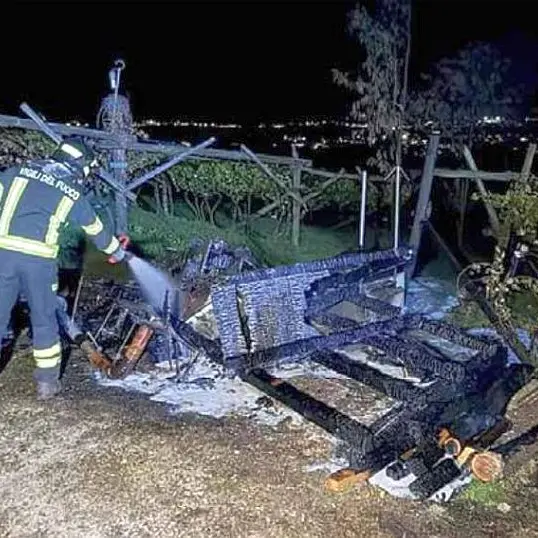 Faedo, capanno di caccia distrutto dalle fiamme