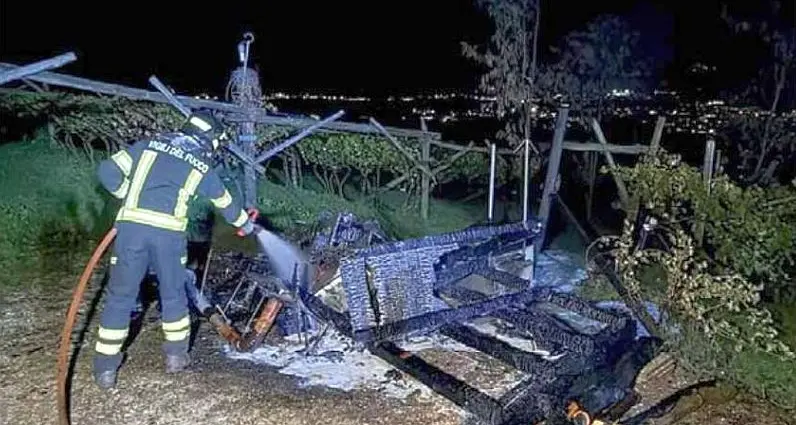 Faedo, capanno di caccia distrutto dalle fiamme