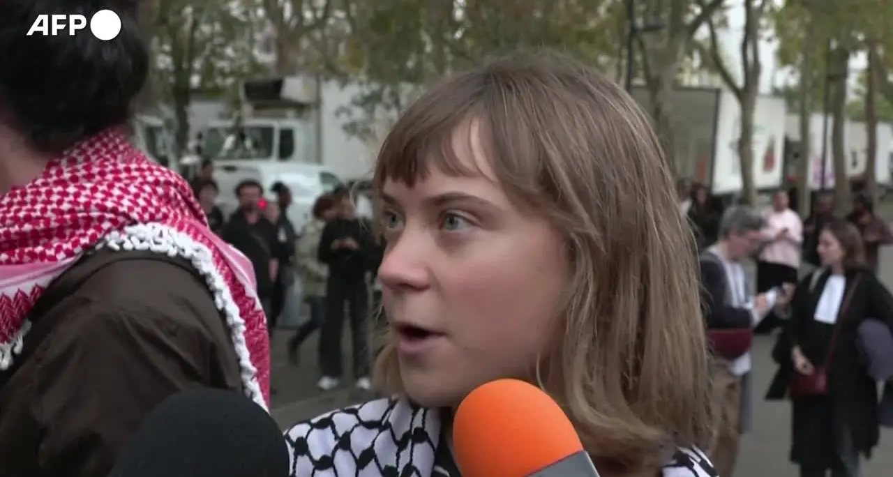Anche Greta Thunberg nel 'quinto atto' delle proteste studentesche in Francia
