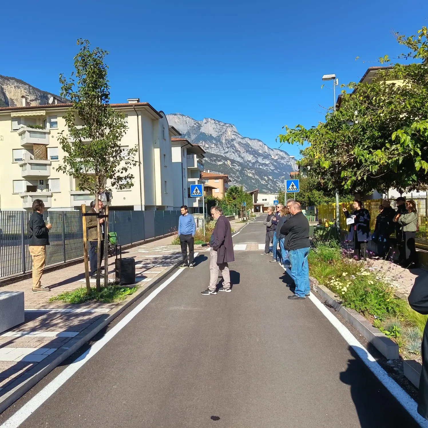 Via don Guetti più verde, più spazio ai pedoni e una gestione sostenibile delle acque piovane