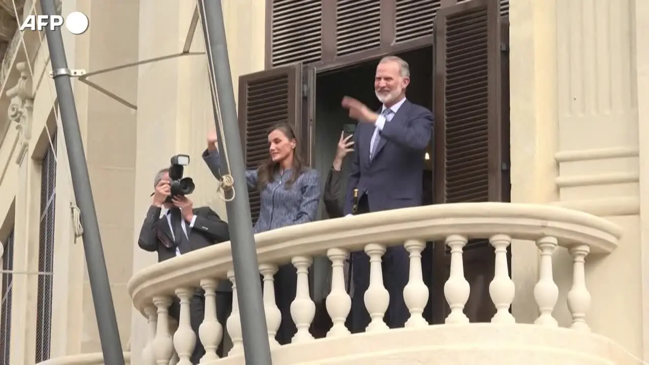 I reali di Spagna a Ceuta, folla in festa per Felipe VI e Letizia