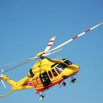 Cade sulla ferrata di Cima Capi: escursionista soccorsa con l'elicottero