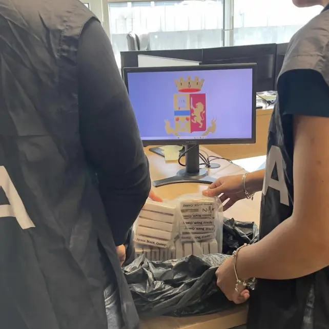 Trento, due arresti per hashish: sequestrati due chili e 8.755 euro