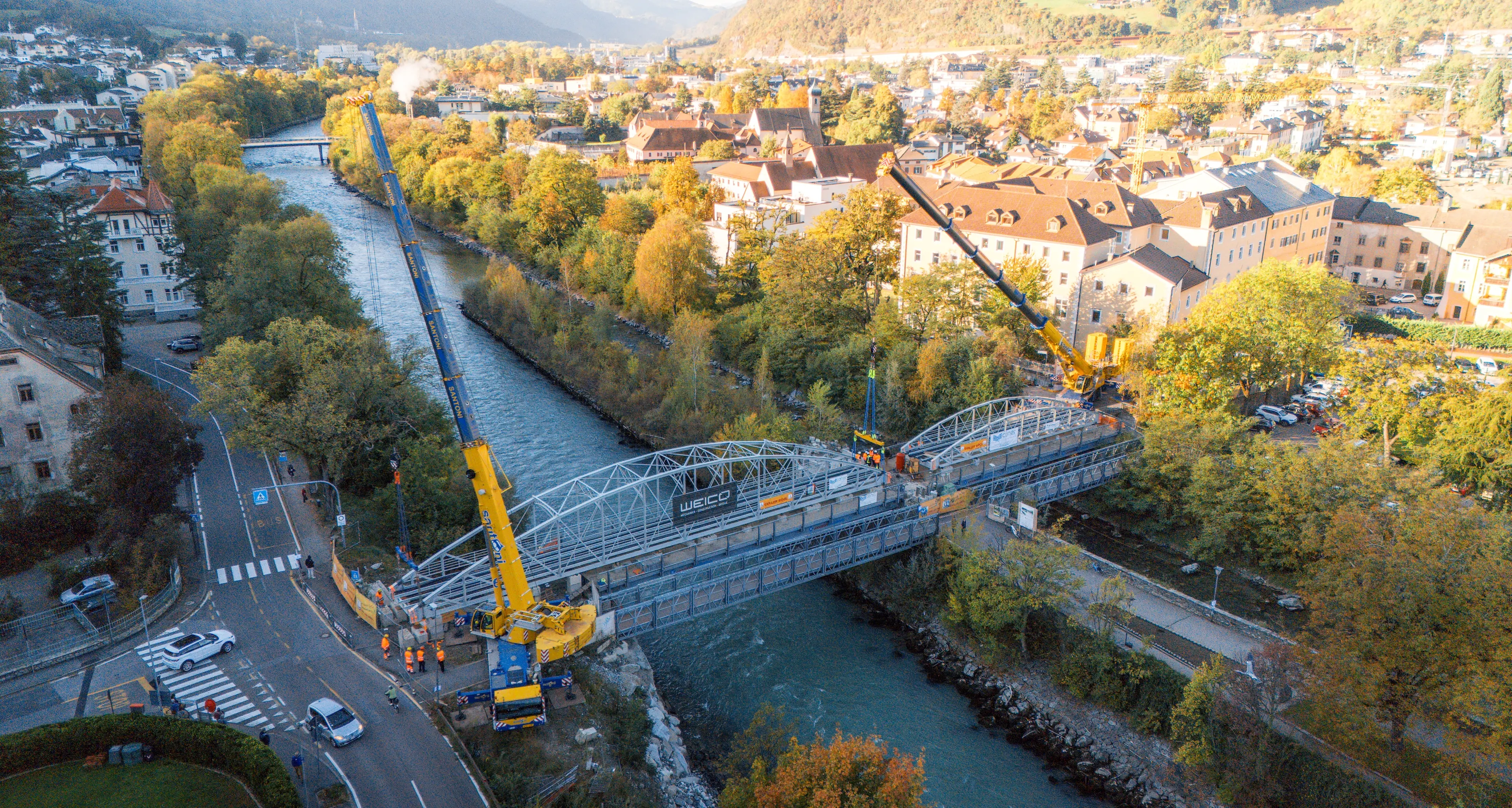 Ponte Widmann, manovra di precisione a Bressanone: protagoniste le autogrù della trentina Santoni