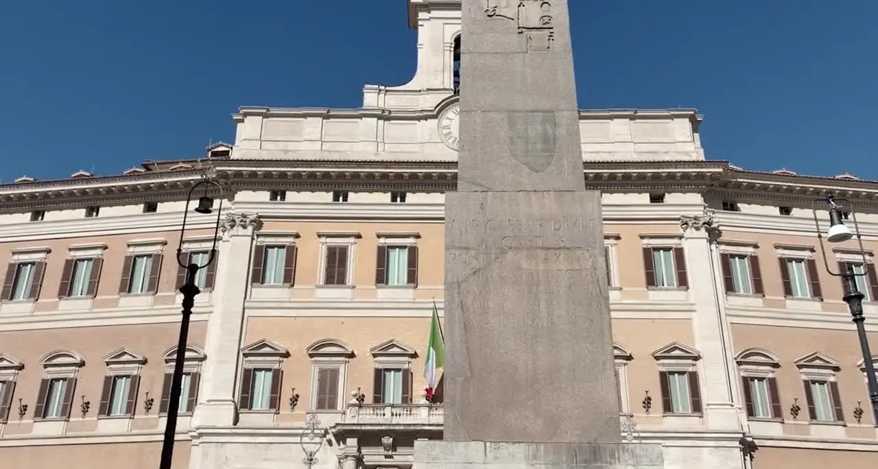 Studenti in tenda a Montecitorio. Schlein: \"Basta persone senza casa e case senza persone\"