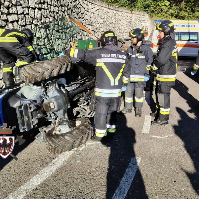 Il trattore si ribalta al bivio per Fai: arrivano i pompieri con il braccio meccanico