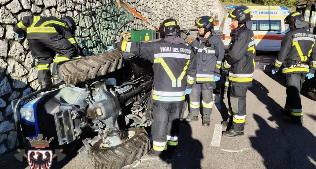 Il trattore si ribalta al bivio per Fai: arrivano i pompieri con il braccio meccanico