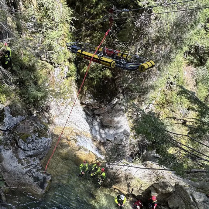 Val Malene, recupero nelle acque profonde del torrente: in azione sommozzatori e soccorritori