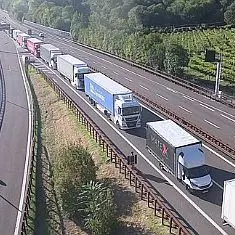 Bloccato sull'A22, la denuncia di un camionista: «Situazione disumana»