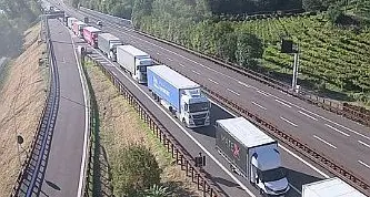 Bloccato sull'A22, la denuncia di un camionista: «Situazione disumana»