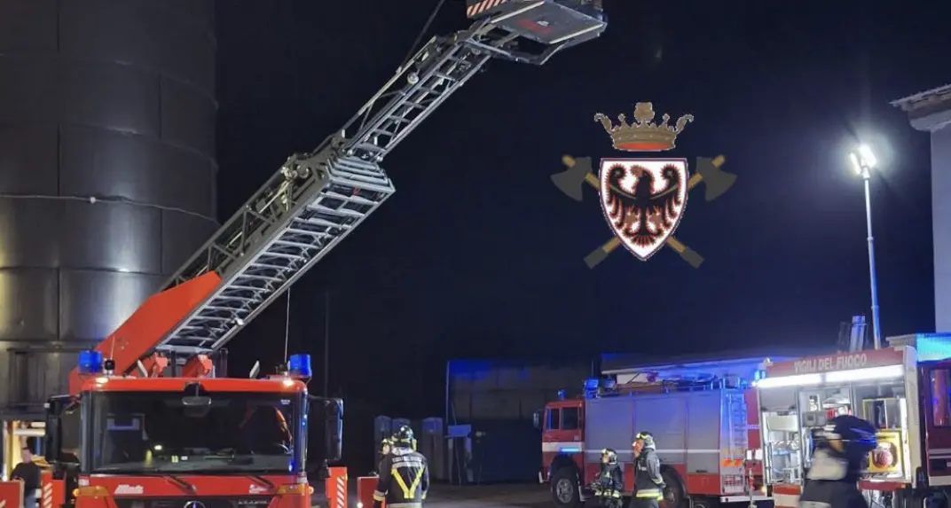 Fiamme nel silos della segatura a Pietramurata: maxi intervento dei pompieri