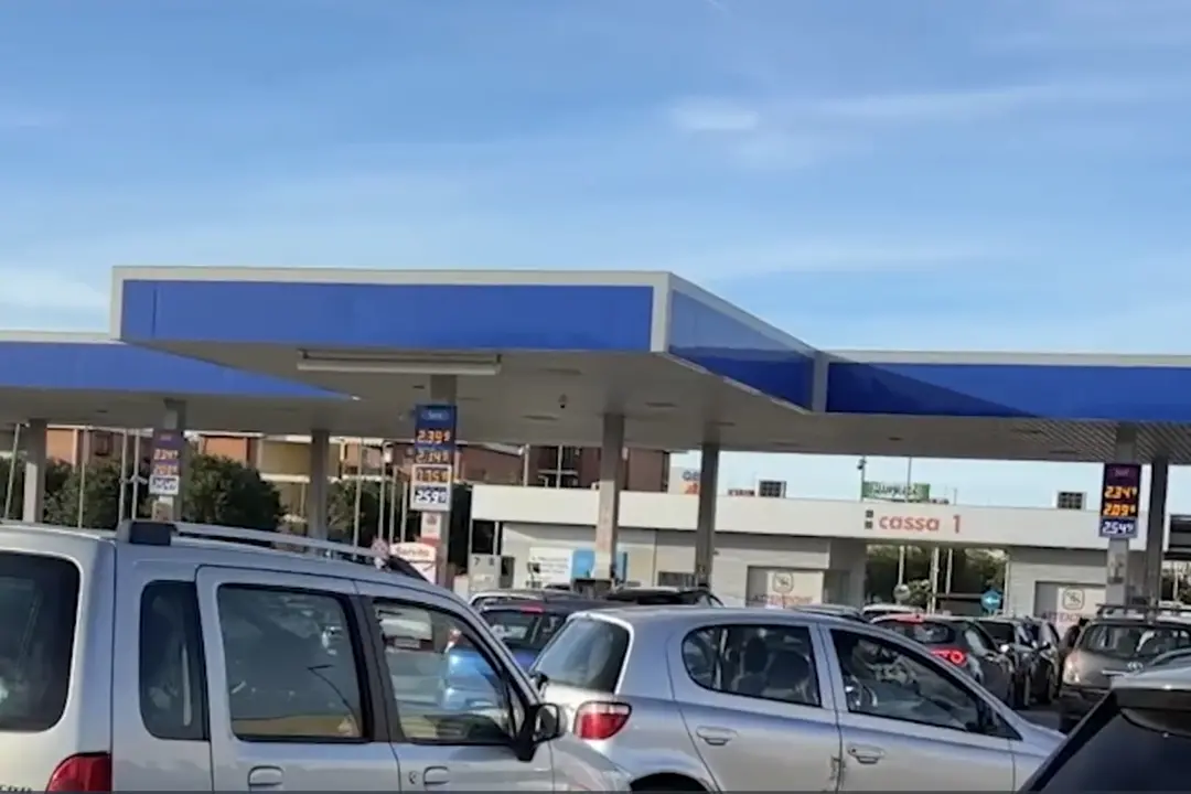 Distributori di carburante a secco, lunghe file nel Foggiano