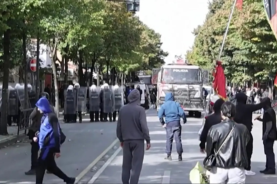 Albania, terza giornata di proteste anti-governative: scontri a Tirana