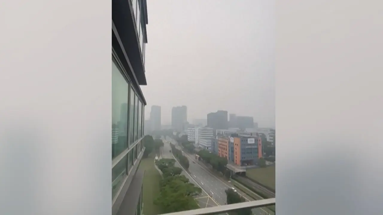 Singapore sotto la nebbia tossica proveniente dai roghi in Indonesia