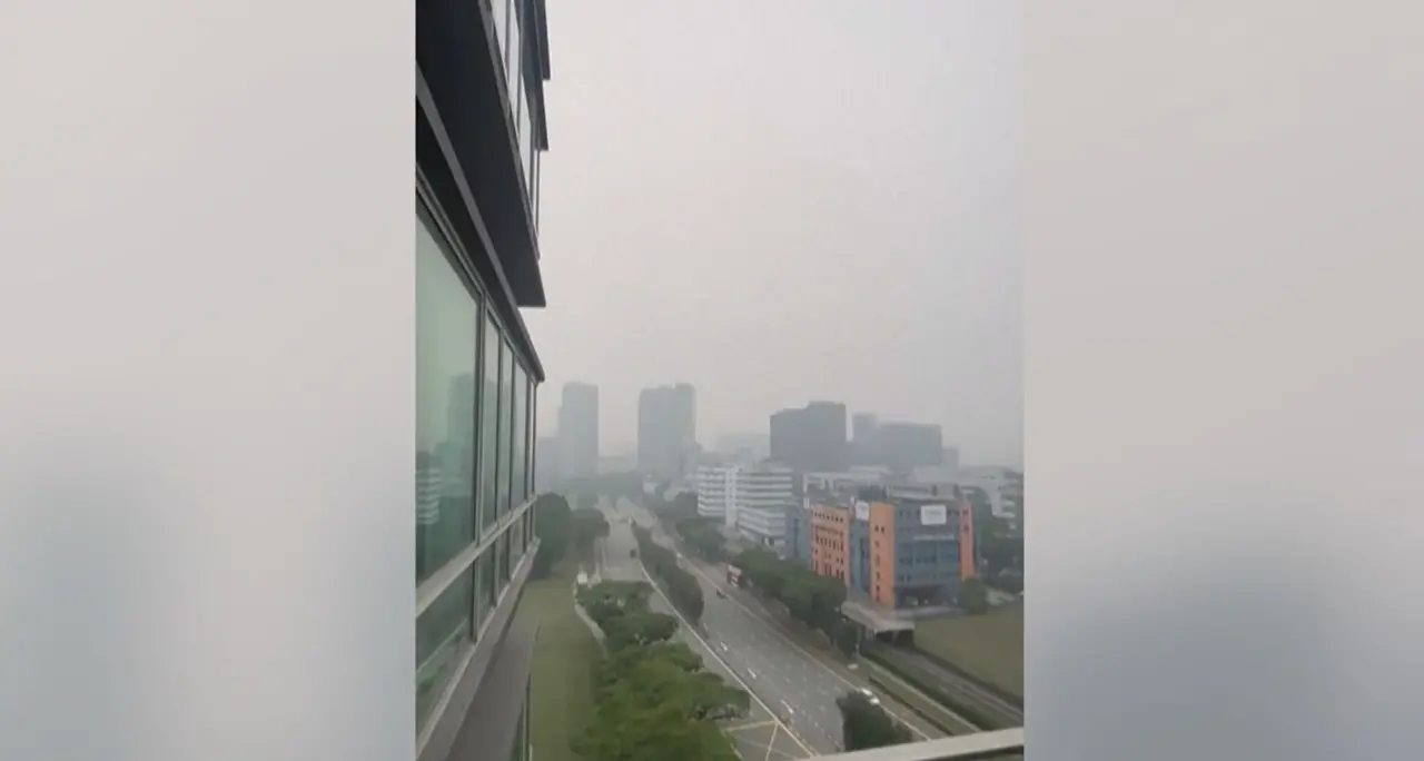 Singapore sotto la nebbia tossica proveniente dai roghi in Indonesia