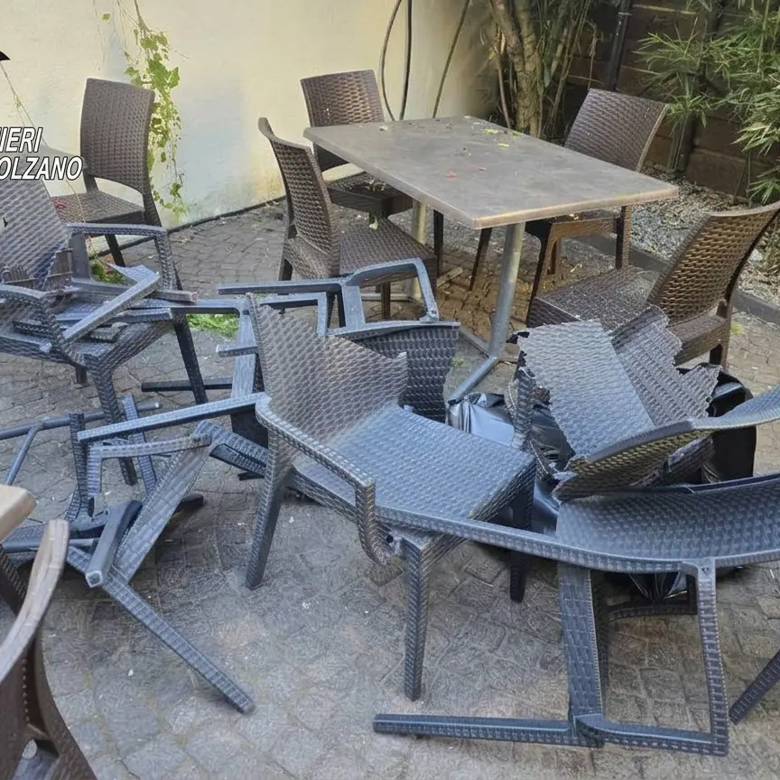 Ubriaco semina il caos in un bar: molesta due donne e devasta il locale
