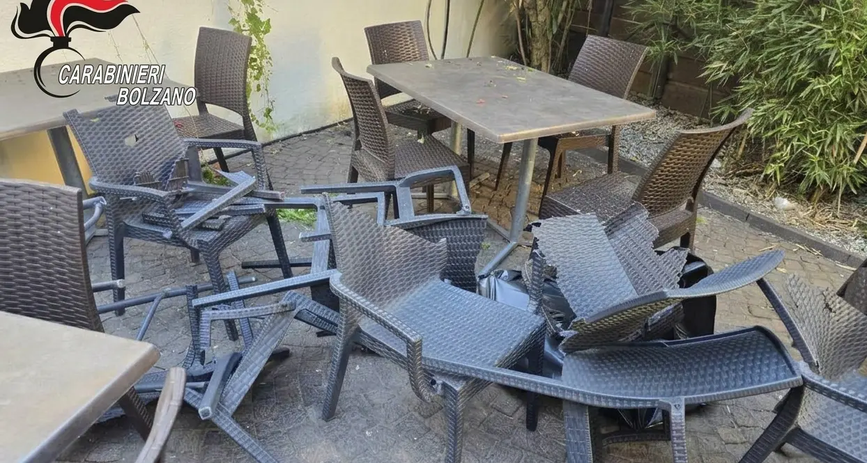 Ubriaco semina il caos in un bar: molesta due donne e devasta il locale