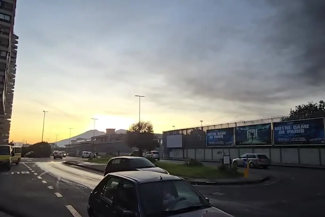 Grosso incendio in capannone industriale a Napoli, vigili del fuoco al lavoro
