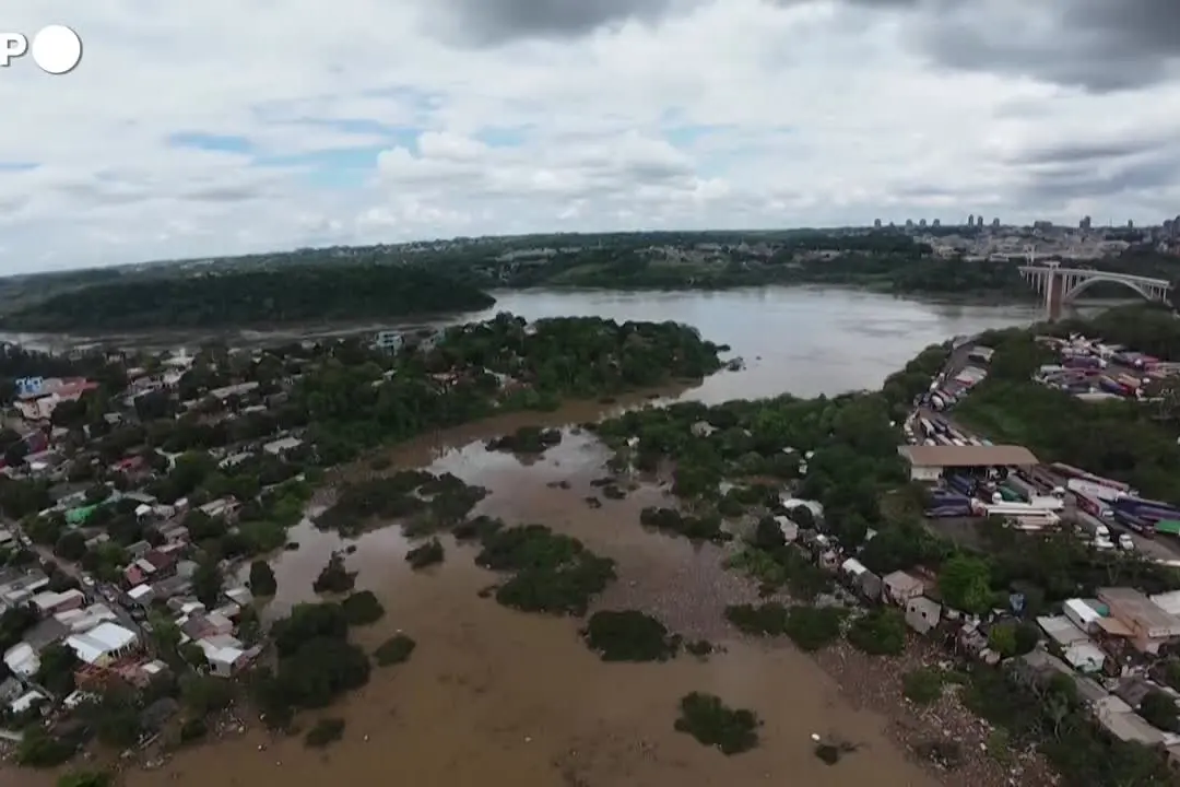 Paraguay, case ed edifici inondati dopo la piena del fiume Paraná
