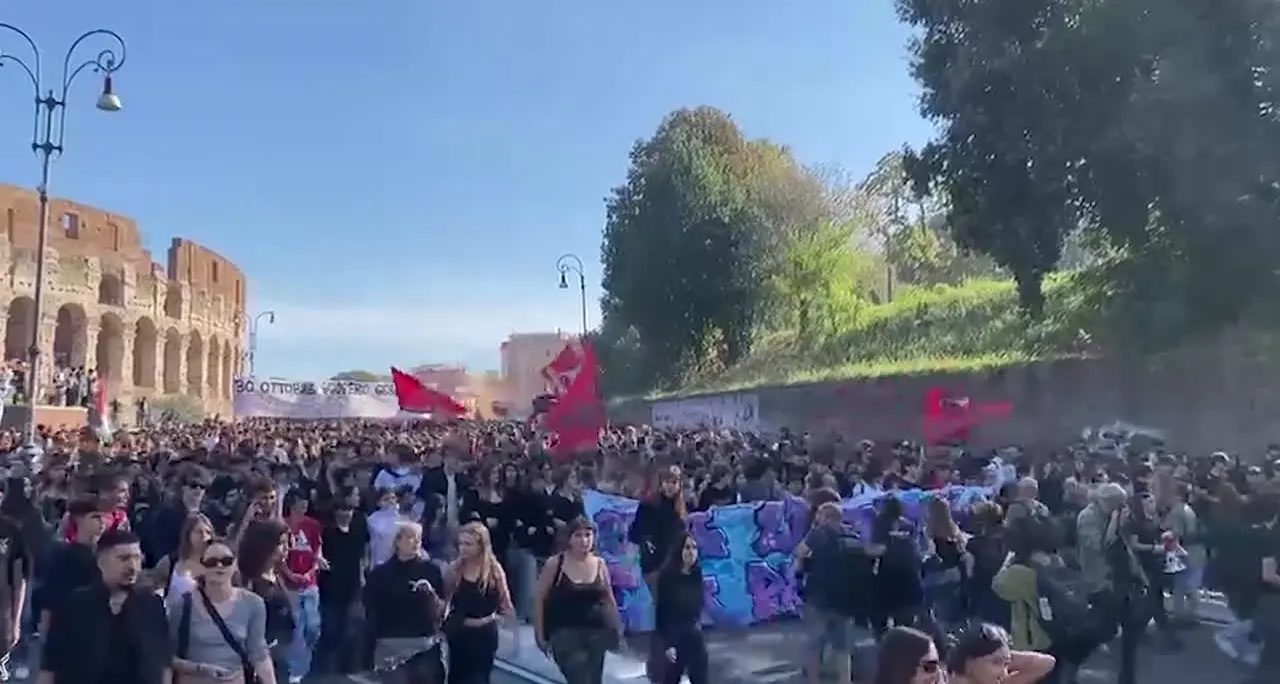 Protesta degli studenti a Roma, corteo verso il ministero dell'Istruzione