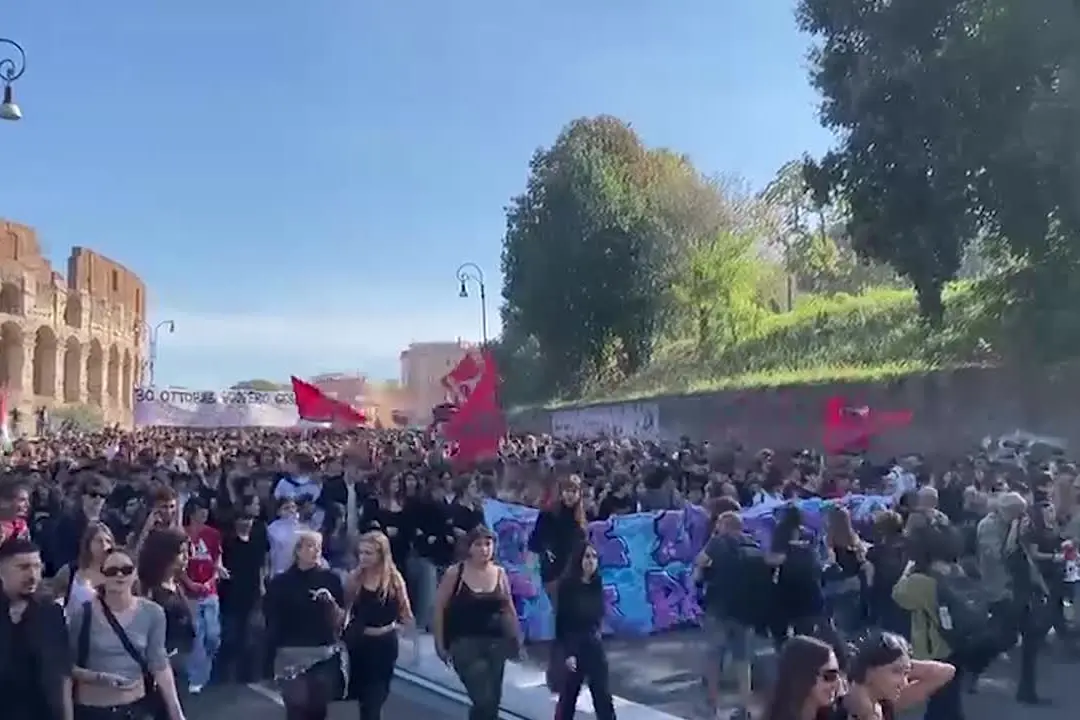 Protesta degli studenti a Roma, corteo verso il ministero dell'Istruzione