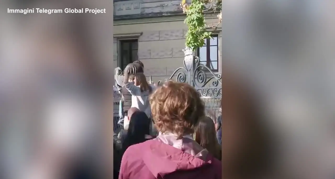 A Treviso studenti scavalcano cancelli di un liceo per unirsi a corteo