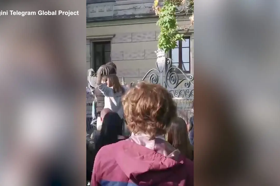 A Treviso studenti scavalcano cancelli di un liceo per unirsi a corteo