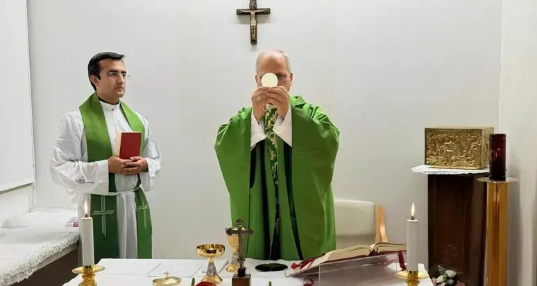 Papa Leone XIV, prime foto dopo l’intervento: celebra messa al Gemelli e migliora