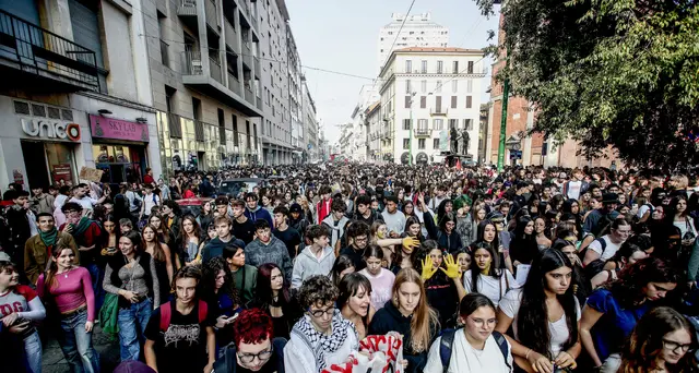 Studenti in corteo a Milano con foto di Meloni e Tajani a testa in giù