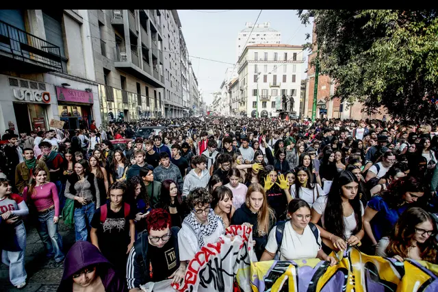 Studenti in corteo a Milano con foto di Meloni e Tajani a testa in giù