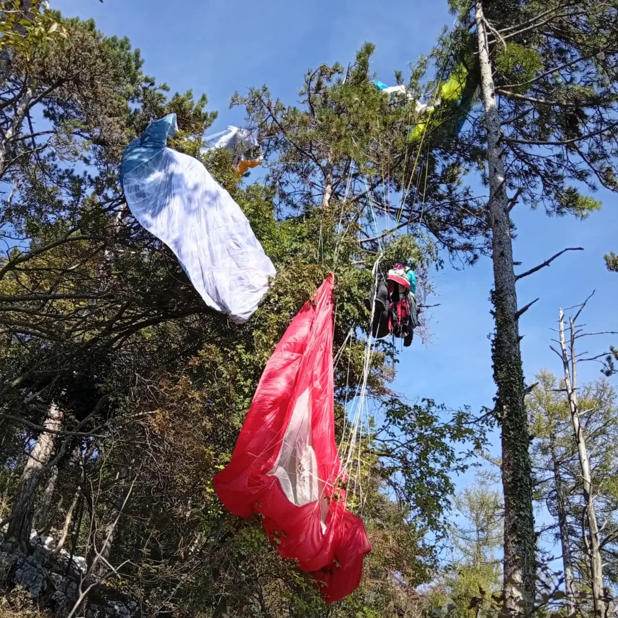 Collisione tra parapendii sul Monte Grappa: piloti sospesi a 10 metri