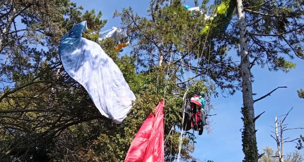 Collisione tra parapendii sul Monte Grappa: piloti sospesi a 10 metri