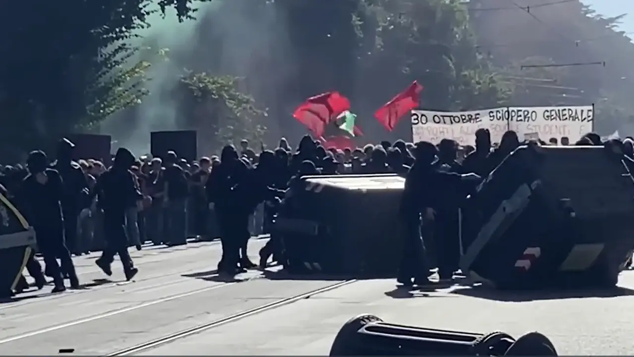Roma, tensione alla manifestazione degli studenti