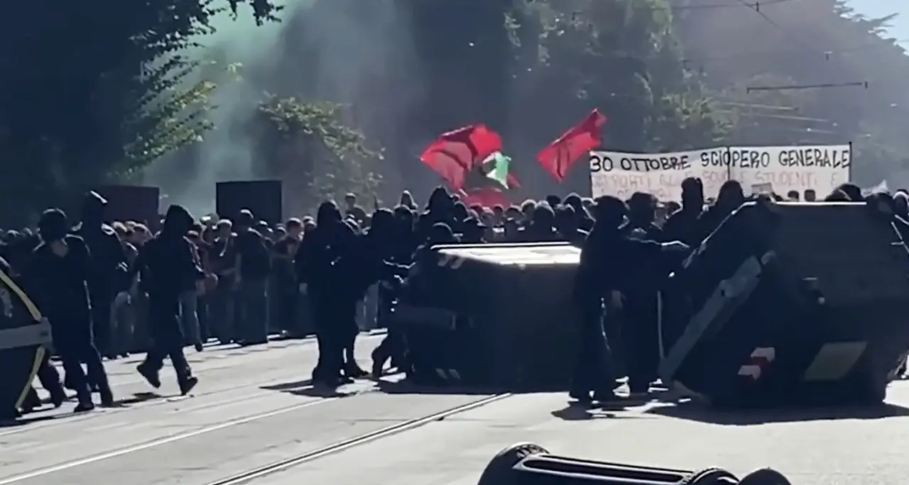 Roma, tensione alla manifestazione degli studenti