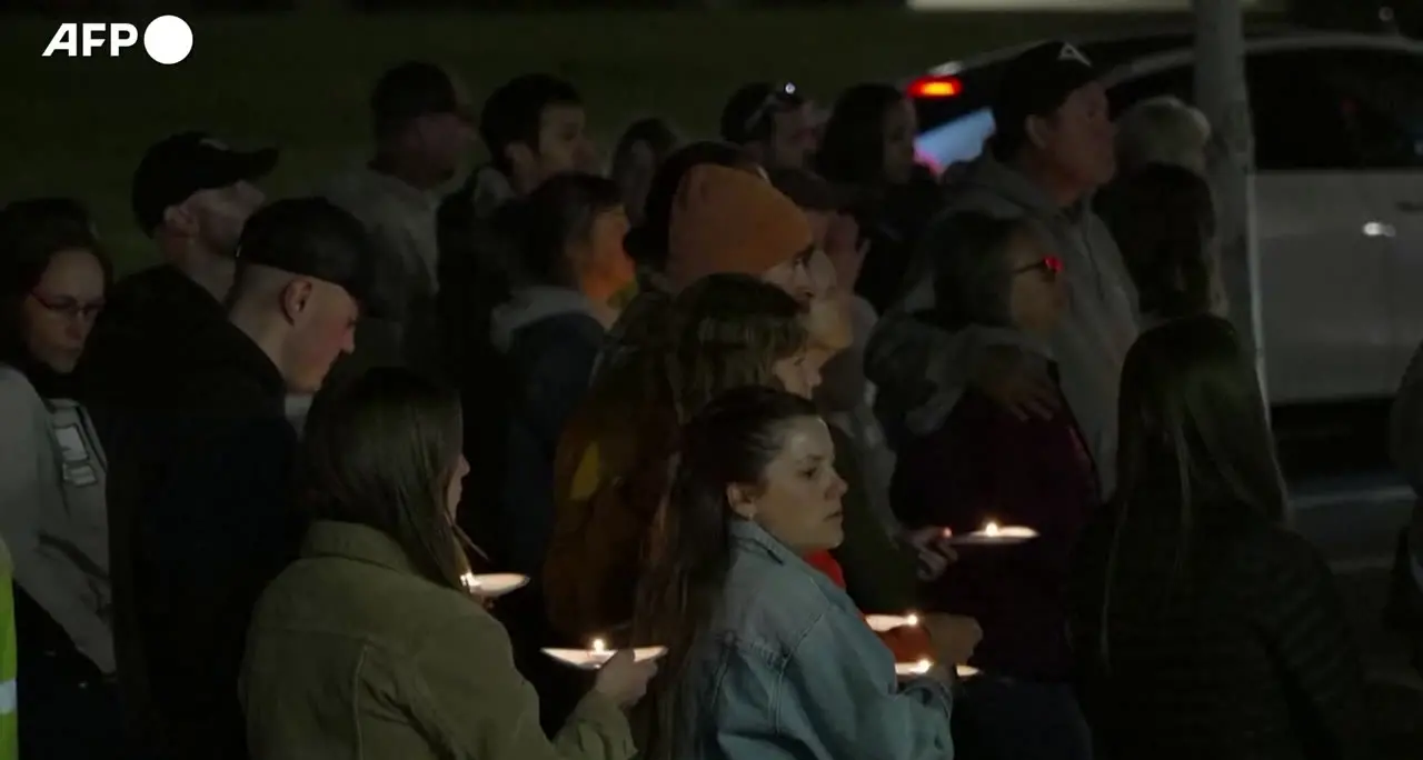 La veglia dopo la strage di bambini in una scuola elementare in Oregon