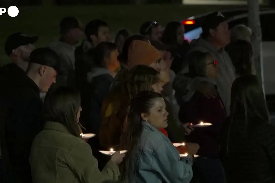 La veglia dopo la strage di bambini in una scuola elementare in Oregon