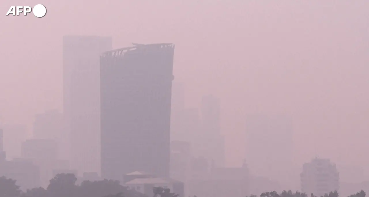 Una foschia tossica avvolge la capitale della Malesia per i roghi in Indonesia