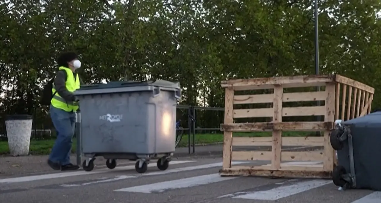 Ancora proteste in Francia: posto di blocco dei \"nuovi\" gilet gialli a Rennes