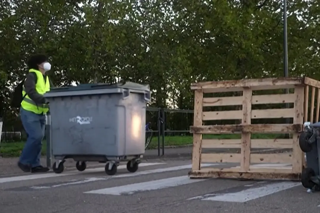 Ancora proteste in Francia: posto di blocco dei \"nuovi\" gilet gialli a Rennes