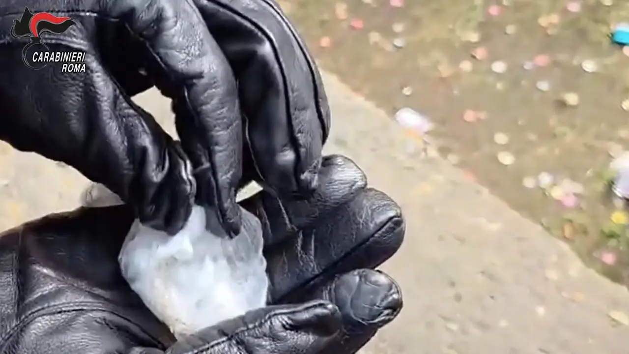 Roma, mille dosi di crack e cocaina sequestrate al Quarticciolo: 11 arresti