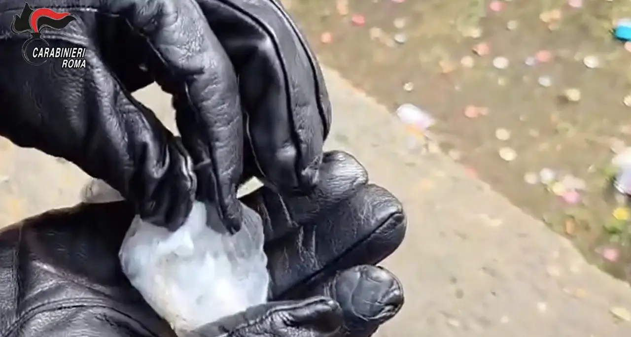 Roma, mille dosi di crack e cocaina sequestrate al Quarticciolo: 11 arresti