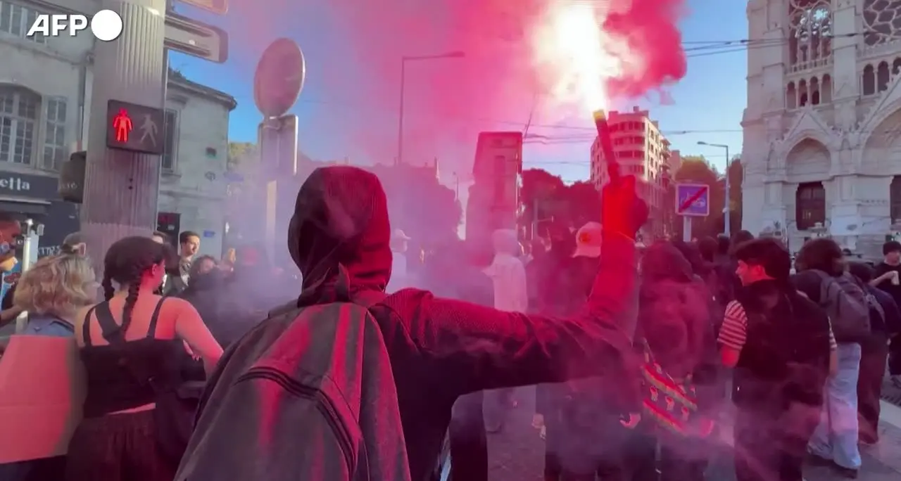 I nuovi Gilet Gialli e gli studenti manifestano a Marsiglia contro il caro vita